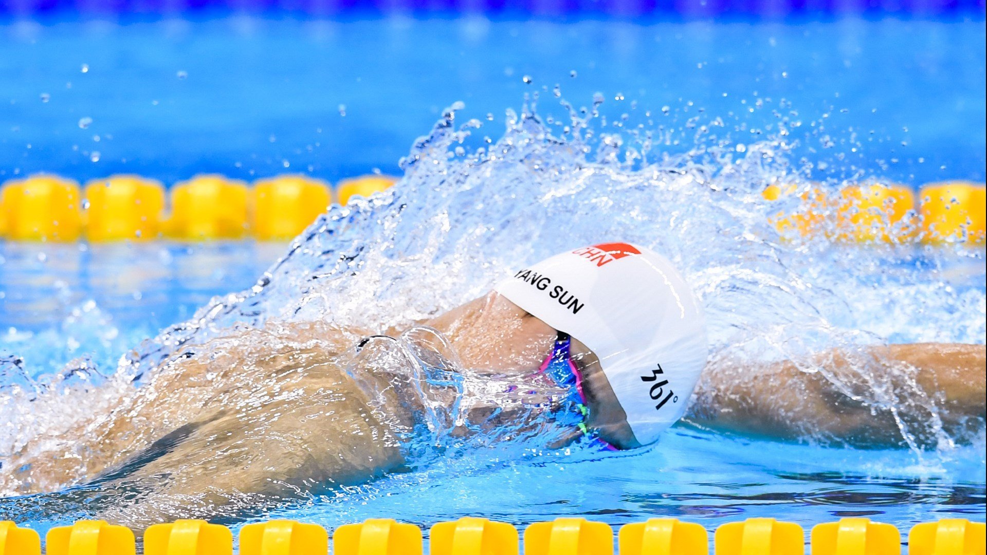 “健力运动：高新体育中心赛场见证力量与毅力的极限较量”