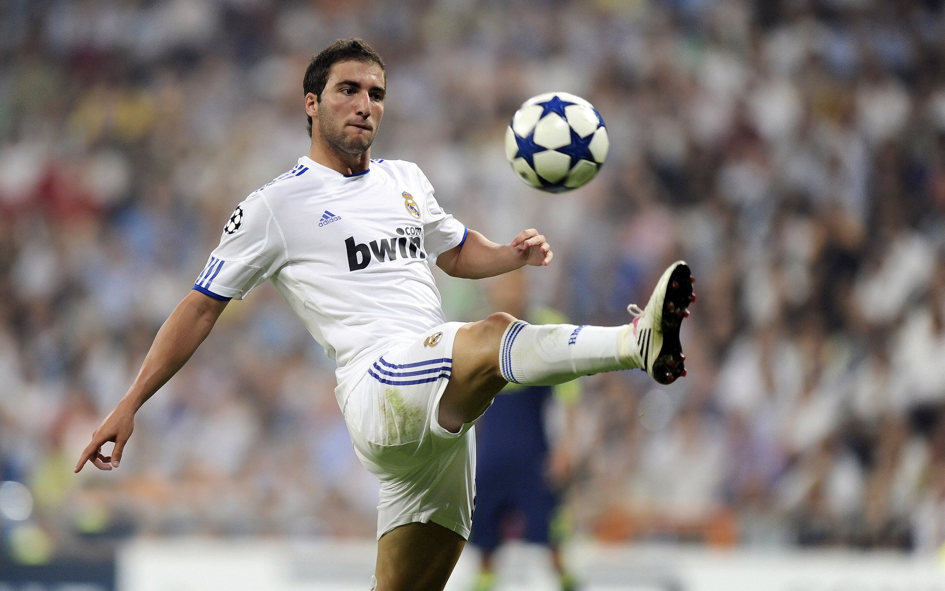 “伊万·戈梅斯的技术突破与进攻合作，带领阿根廷美洲狮队继续前行”